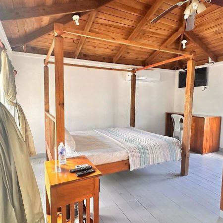 Las Palmas Beach Hotel Dixon Cove Eksteriør bilde