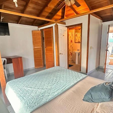Las Palmas Beach Hotel Dixon Cove Eksteriør bilde
