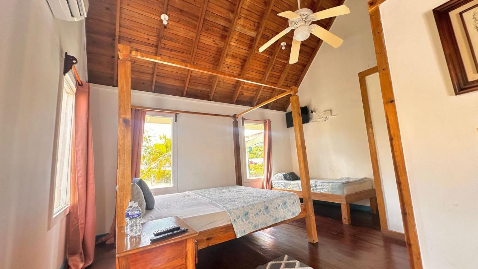 Las Palmas Beach Hotel Dixon Cove Eksteriør bilde