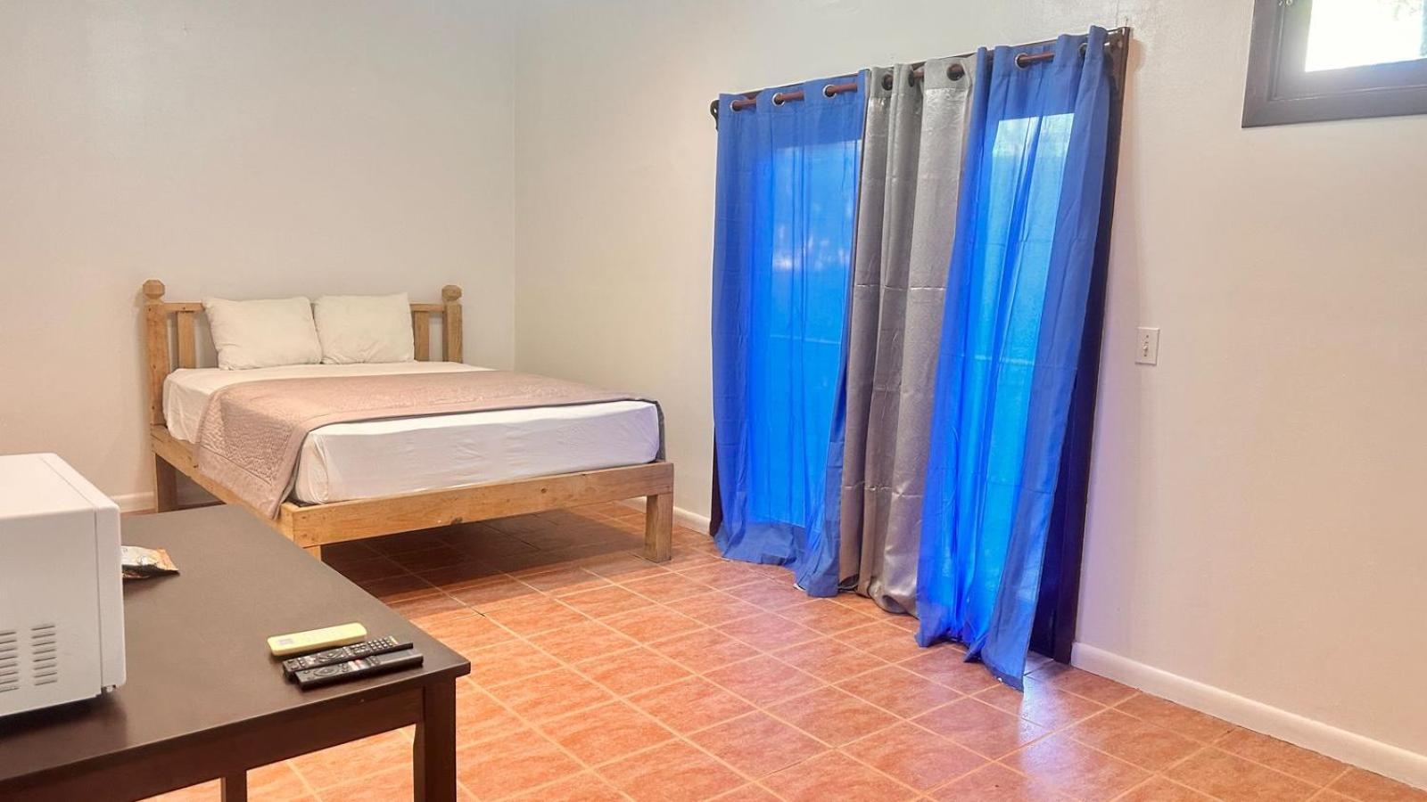 Las Palmas Beach Hotel Dixon Cove Eksteriør bilde