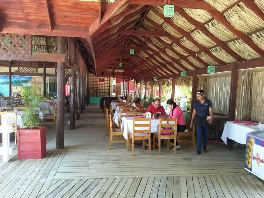 Las Palmas Beach Hotel Dixon Cove Eksteriør bilde