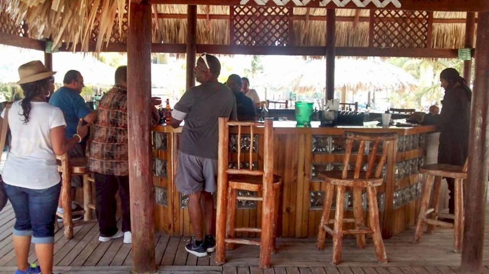 Las Palmas Beach Hotel Dixon Cove Eksteriør bilde