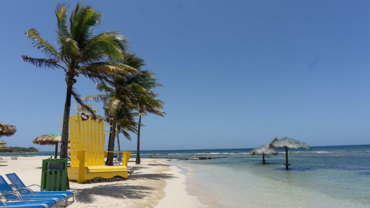 Las Palmas Beach Hotel Dixon Cove Eksteriør bilde
